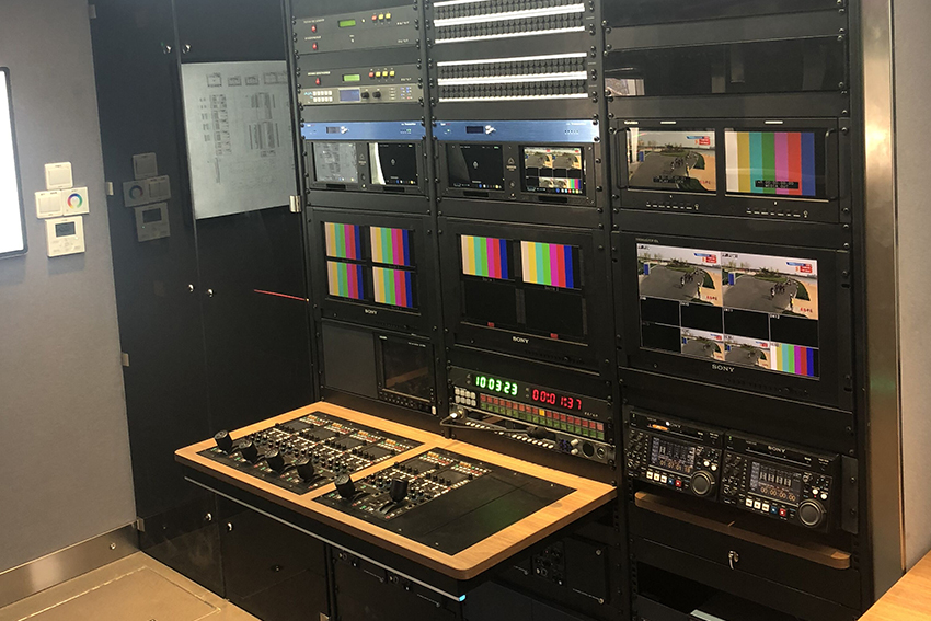 Another FHD OB Van for Hunan TV station,large quantity of FHD dual rackmount monitors and 17inch 1RU drawer monitors are applied.